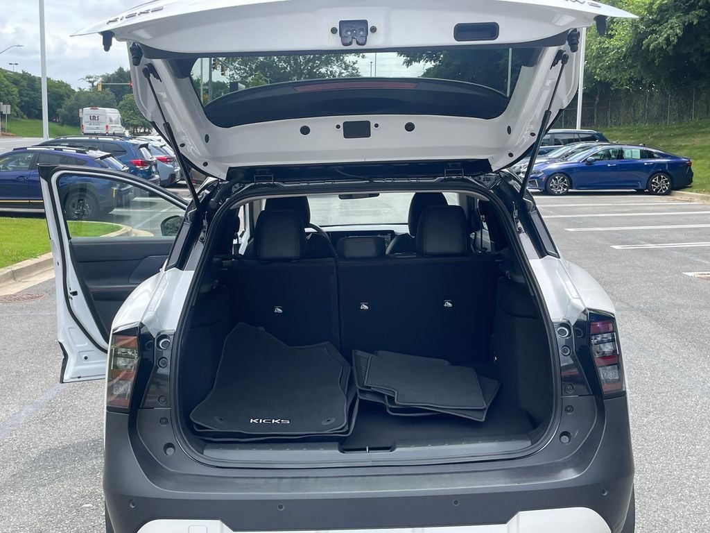 2025 Nissan Kicks SR