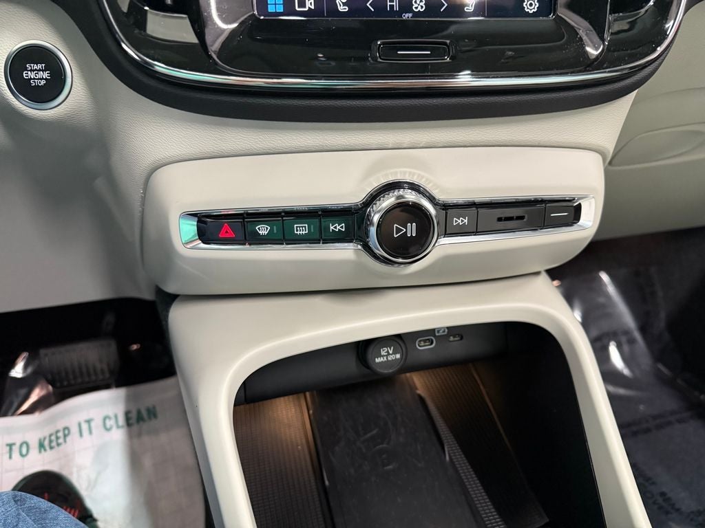 2025 Volvo XC40 B5 Plus Dark Theme