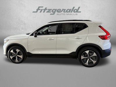 2025 Volvo XC40 B5 Plus Dark Theme