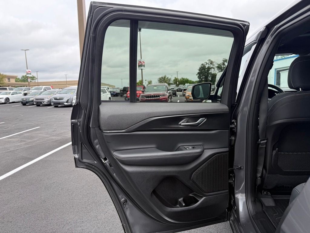 2025 Jeep Grand Cherokee Laredo X 4x4