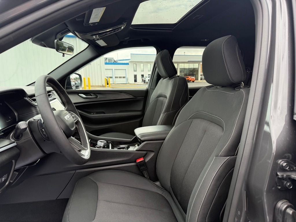 2025 Jeep Grand Cherokee Laredo X 4x4