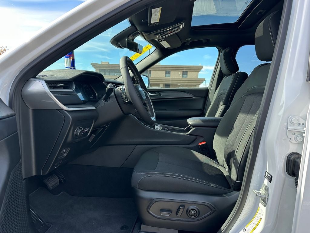 2025 Jeep Grand Cherokee GRAND CHEROKEE LAREDO X 4X4