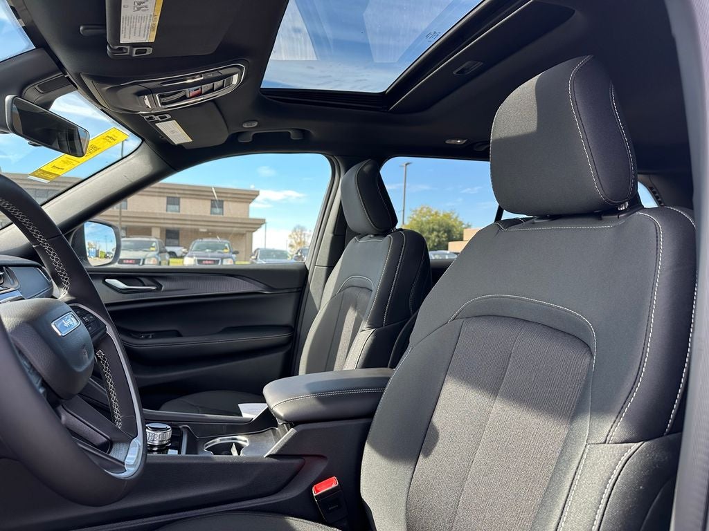 2025 Jeep Grand Cherokee GRAND CHEROKEE LAREDO X 4X4