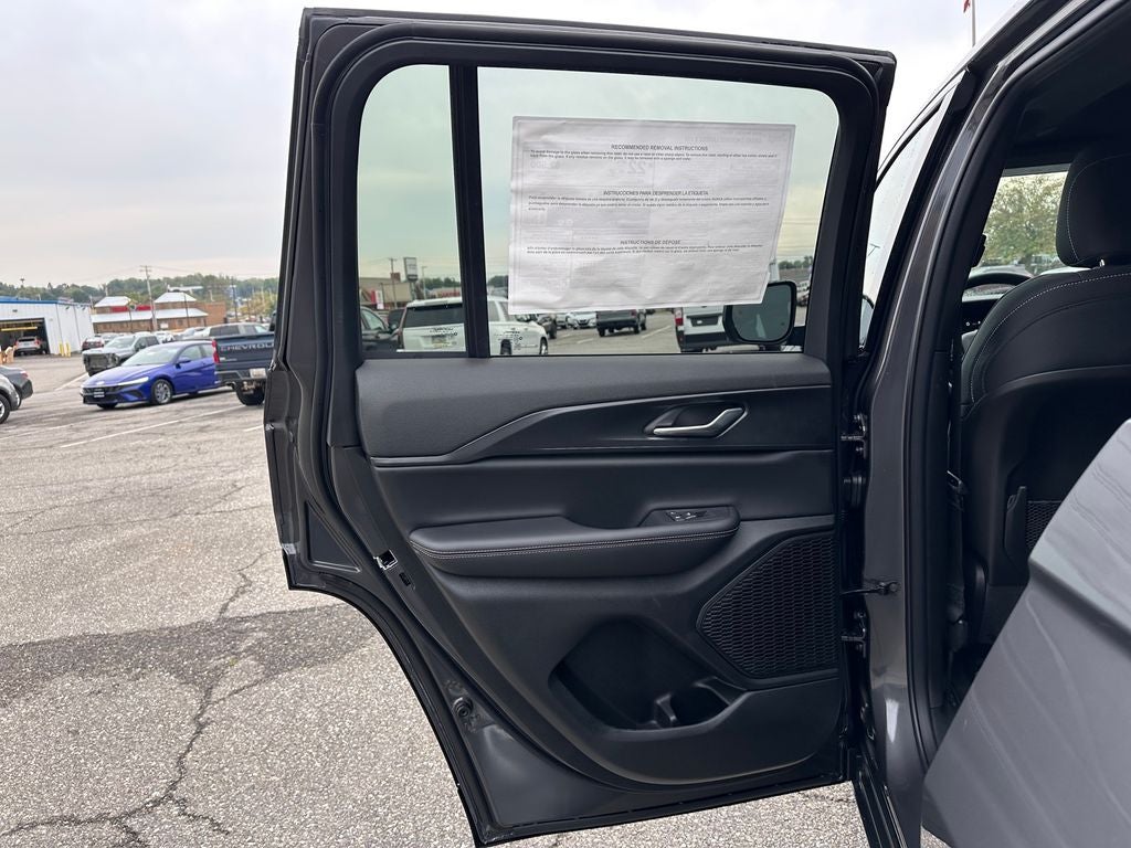 2025 Jeep Grand Cherokee GRAND CHEROKEE LAREDO X 4X4