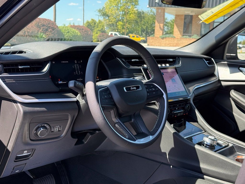 2027 Jeep Grand Cherokee GRAND CHEROKEE LAREDO X 4X4