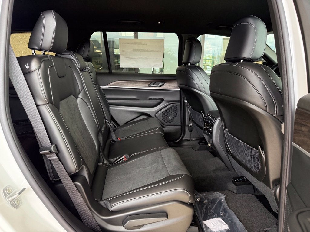 2027 Jeep Grand Cherokee GRAND CHEROKEE L LAREDO ALTITUDE 4X4