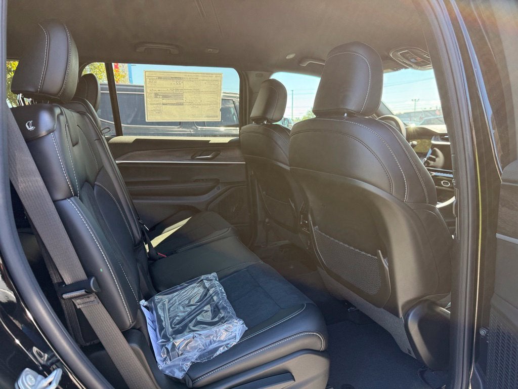 2027 Jeep Grand Cherokee GRAND CHEROKEE L LAREDO ALTITUDE 4X4
