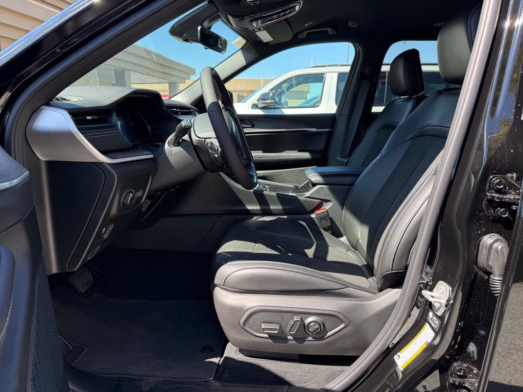 2027 Jeep Grand Cherokee GRAND CHEROKEE L LAREDO ALTITUDE 4X4
