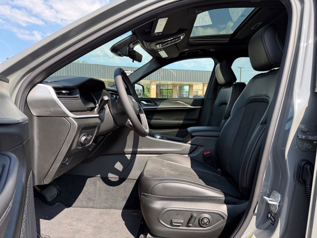 2027 Jeep Grand Cherokee GRAND CHEROKEE L LAREDO ALTITUDE 4X4