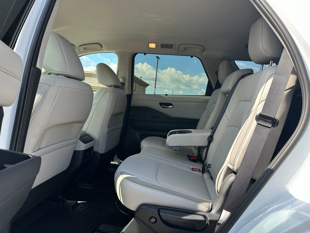 2025 Nissan Pathfinder SL 4WD