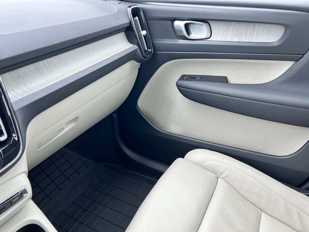 2023 Volvo XC40 Plus Bright Theme