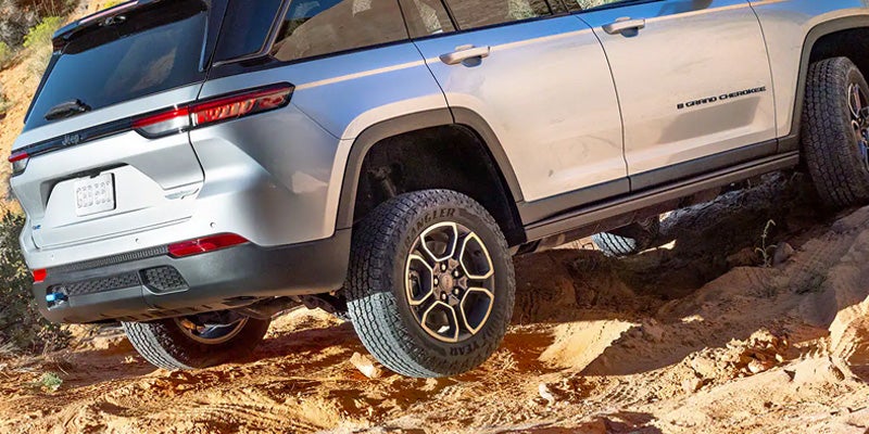 Jeep Grand Cherokee 4xe off-roading on rocky terrain